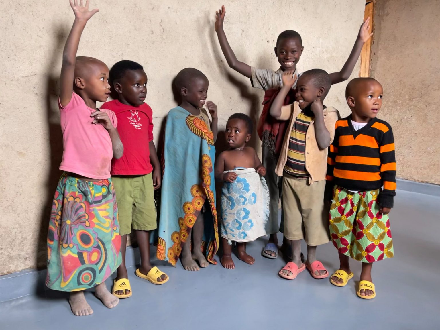 EarthEnable ปรับปรุงพื้นบ้านในชนบทรวันดา ด้วยนวัตกรรม 'พื้นดินขัดมัน ...